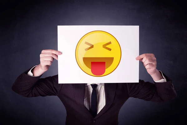 Uomo d'affari in possesso di carta con emoticon — Foto Stock