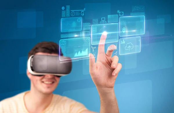 Man wearing virtual reality goggles — Stock Photo, Image