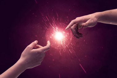 Dokunan eller uzayda ışıldar