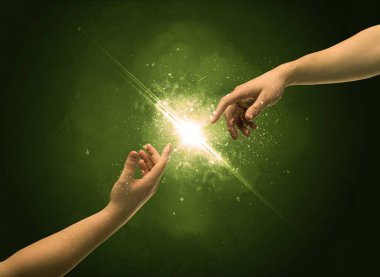 Dokunan kollar parmak ucunda kıvılcım saçıyor.