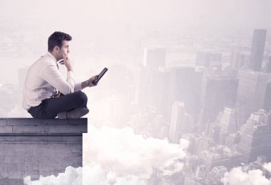 Satış elemanı şehrin sınırında oturuyor.