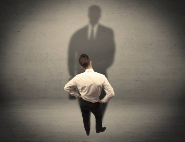 İş adamı büyük gölge kavramına bakıyor