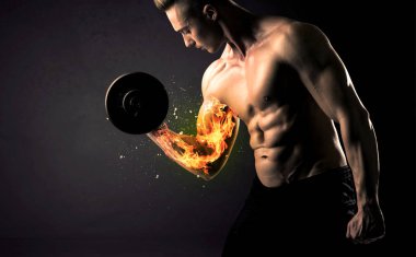 Vücut geliştirme sporcusu ateşli kol konseptiyle ağırlık kaldırıyor