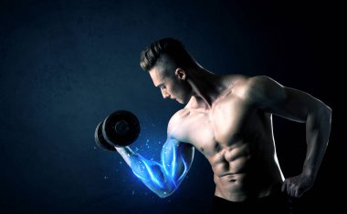 Formda sporcu mavi kas ışığı konseptiyle ağırlık kaldırıyor