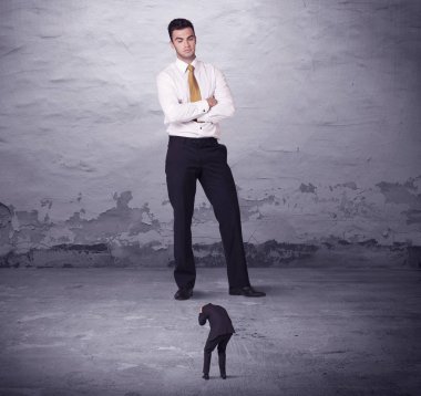 Kızgın büyük müdür küçük iş adamına bakıyor.