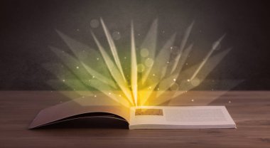 Kitap üzerinde sarı ışık 