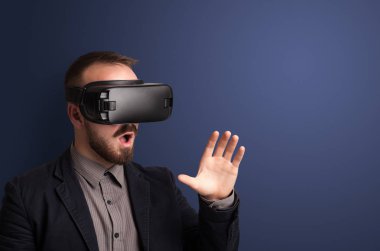 İşadamı ile sanal gerçeklik koruyucu gözlük