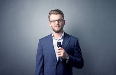 İşadamı holding mikrofon