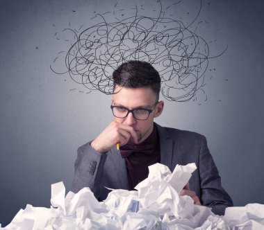 İşadamı buruşuk kağıt üzerinde