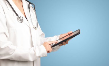 kadın doktor tablet ile