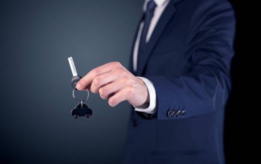 Genç adam el tuşları 