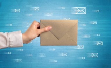 Zarf mesaj sembolleri tutan el