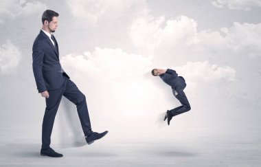 Büyük patron küçük çalışan tekme