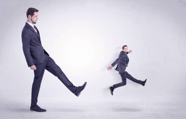 Büyük adam küçük kendisini kovuyor