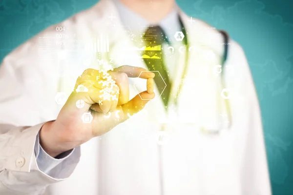 Doctor holding a pill between fingers — Stock Photo, Image