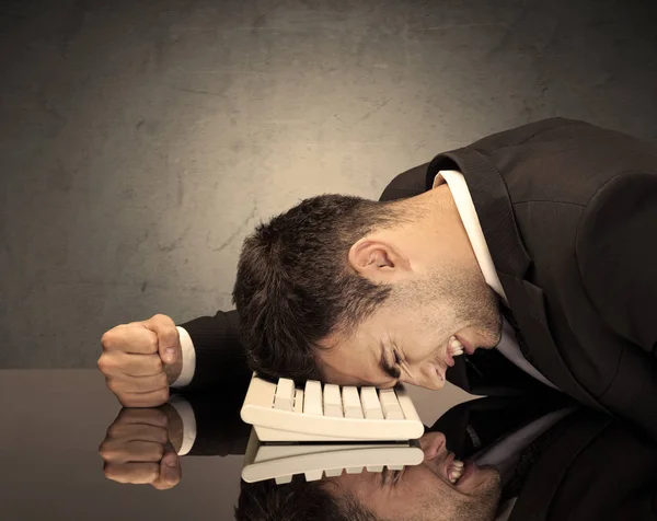 Разочарованная голова бизнесмена на клавиатуре — стоковое фото