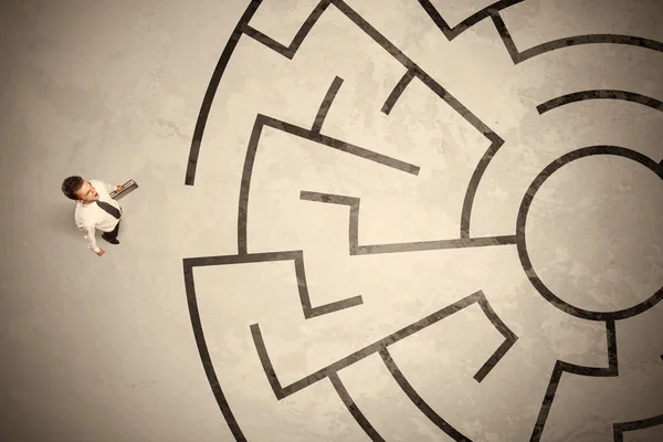 Elveszett üzletember keresi a módját, a kör alakú labirintus — Stock Fotó
