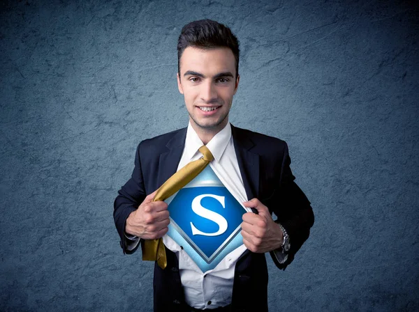 Uomo d'affari che si strappa la camicia con il segno del supereroe — Foto Stock