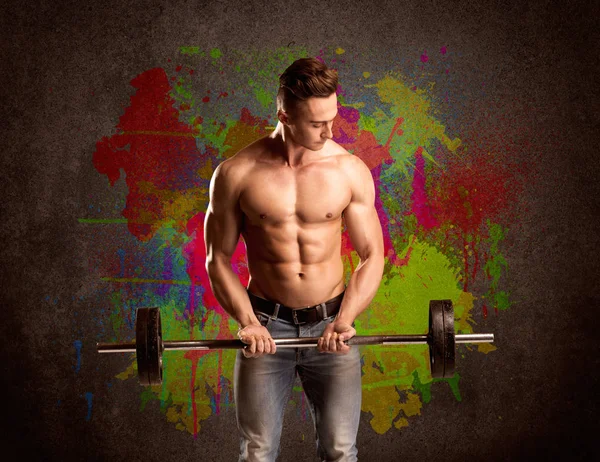 Renkli duvarı ve kilosu olan güçlü bir adam.