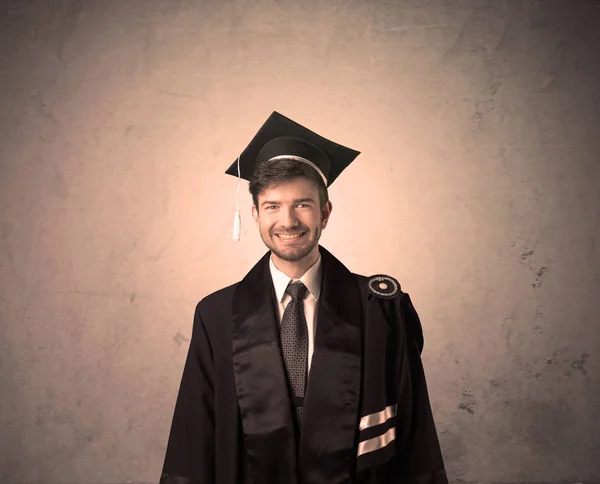 Ritratto di un giovane laureato su sfondo burbero — Foto Stock