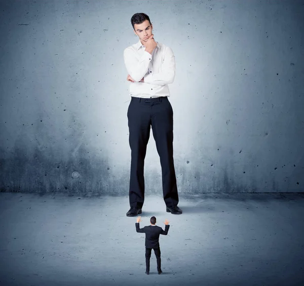 Öfkeli büyük iş adamı küçük adama lokma atıyor.