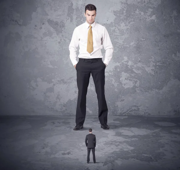 Big boss looking at tiny coworker — Stock Photo, Image