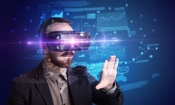 Hombre de negocios con gafas de realidad virtual —  Fotos de Stock