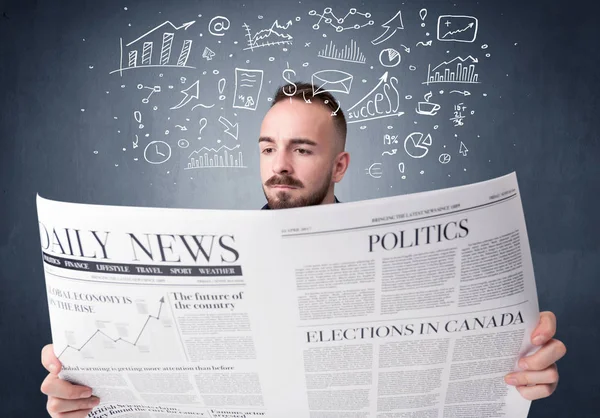 Empresário lendo jornal — Fotografia de Stock