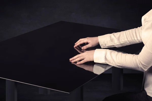 Fechar-se de uma mão tocando mesa inteligente com espaço de cópia — Fotografia de Stock