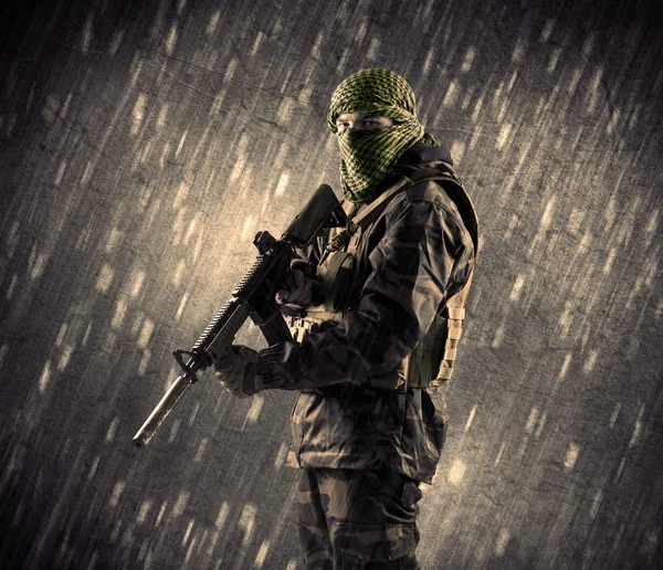 Homem terrorista armado com máscara em fundo chuvoso — Fotografia de Stock