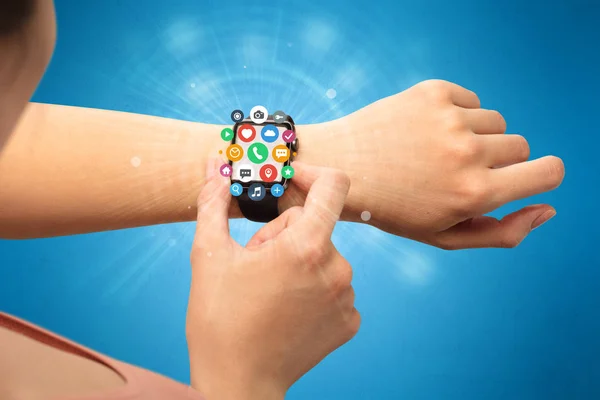 Smartwatch con icone dell'applicazione . — Foto Stock