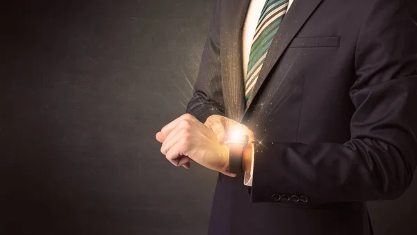 Geschäftsmann trägt Smartwatch. — Stockfoto