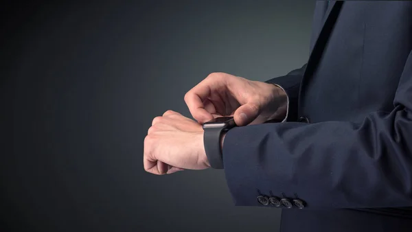 Homem de terno usando smartwatch . — Fotografia de Stock