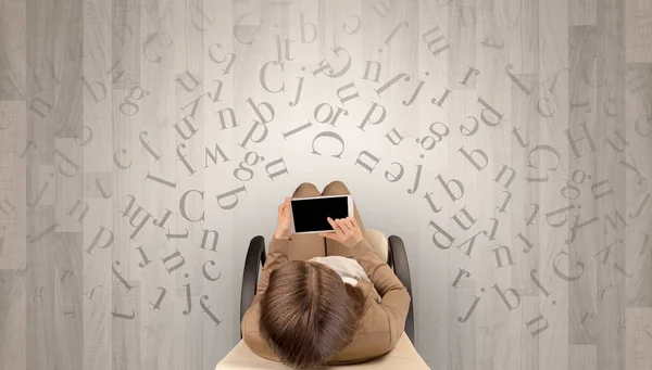 Brieven met vrouw met laptop in een stoel — Stockfoto