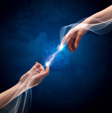 Uzayda parmakları birbirine bağlayan eller