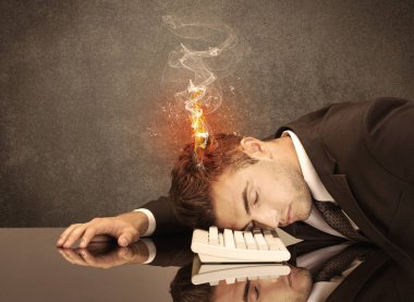 Üzgün iş adamının kafası alev aldı.