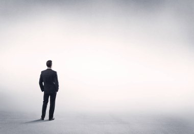 Boş beyaz arkaplanı olan satıcı