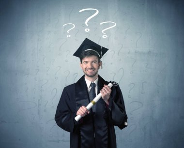 Soru işaretleri çizilmiş genç mezun.