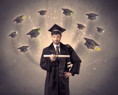 Birçok uçan şapkayla üniversite mezunu.