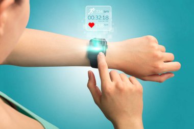 Kadın el smartwatch.