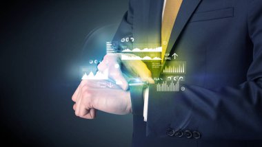 Smartwatch giyen işadamı.