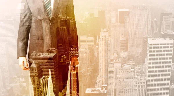 Şehrin arka planına bakan bir iş adamı