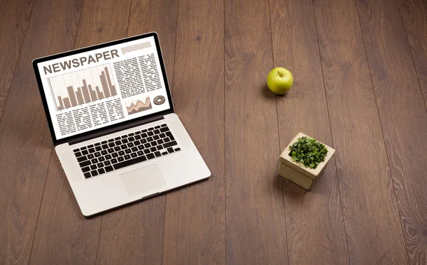Ноутбук для бизнеса с отчетом фондового рынка на деревянном столе — стоковое фото