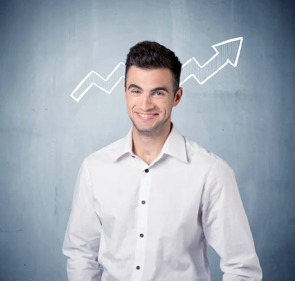 Homme d'affaires souriant avec flèche graphique — Photo