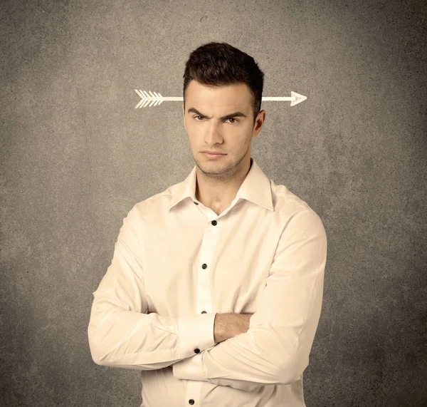 Kafasına bir ok ile genç pazarlamacı