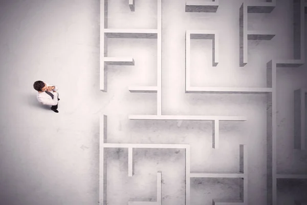 Homme d'affaires confus debout à un mur de labyrinthe — Photo