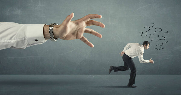 Бизнесмен убегает от большой руки
