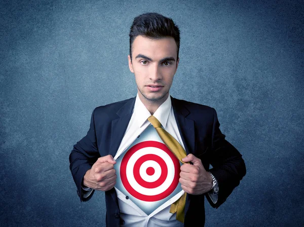 İş adamı göğsünde hedef işareti olan gömleğini yırtıyor.