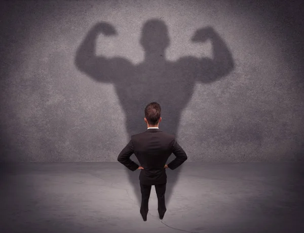 Güçlü gölgesi olan başarılı bir iş adamı.