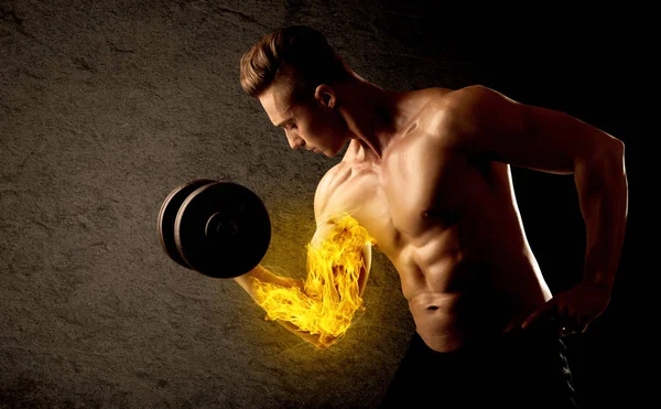 Muskelkräftiger Bodybuilder hebt Gewicht mit flammendem Bizepskonzept — Stockfoto
